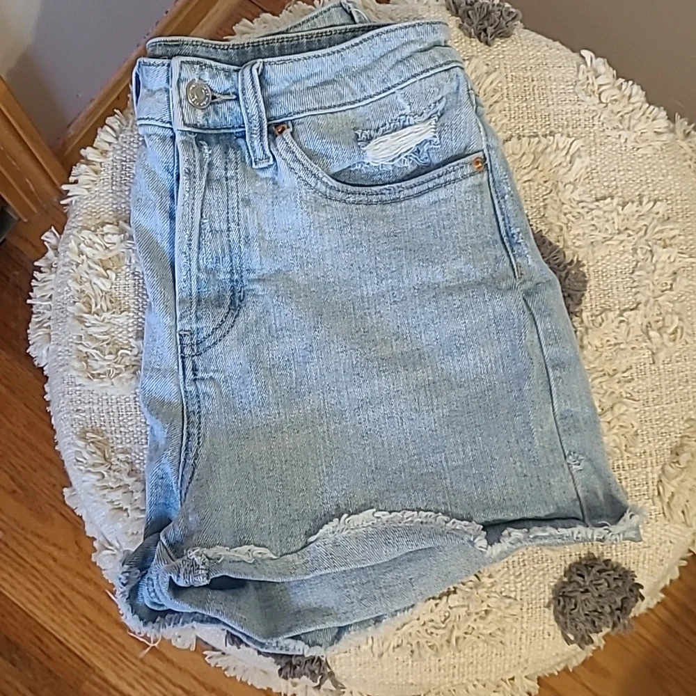 ☀️High-rise button up jean shorts ✨️ light wash✨️ like new! Size 2 - Picture 5 of 7